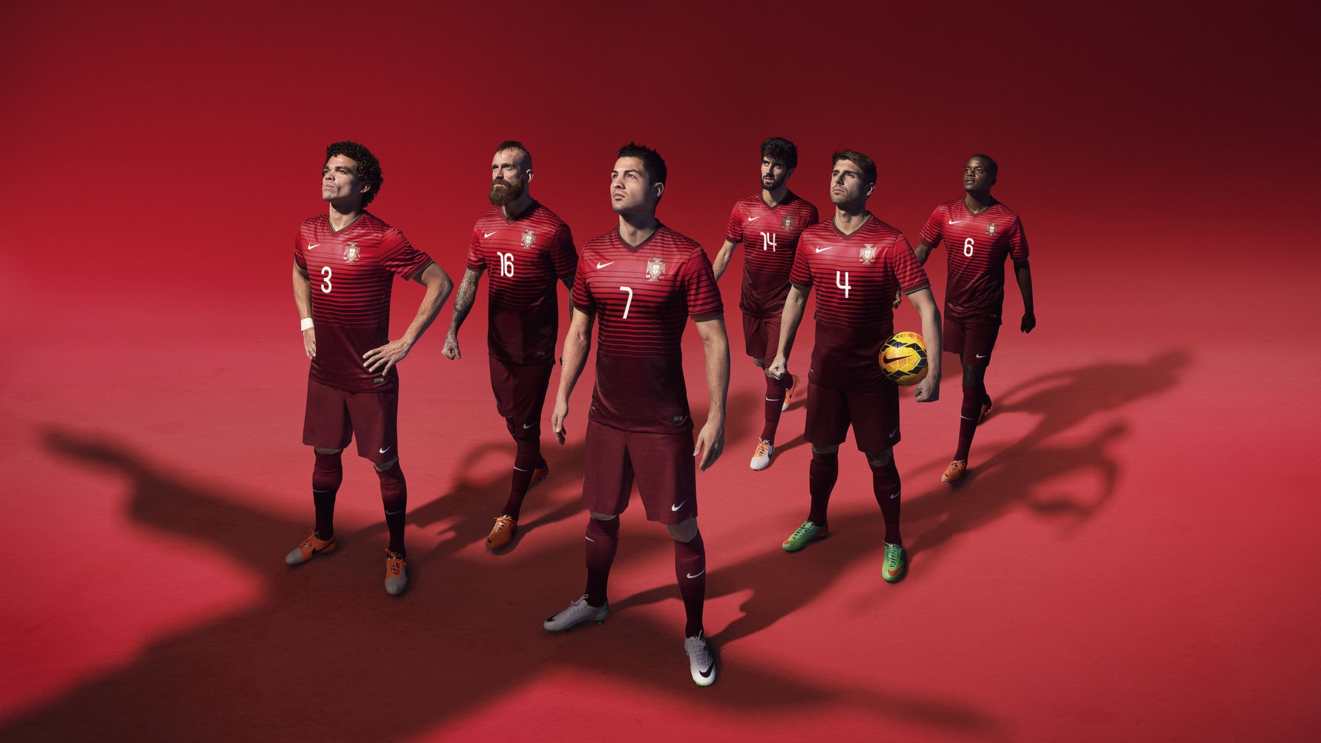 “法甲赛场竞争激烈，豪门争夺宝座”，法甲豪门球队